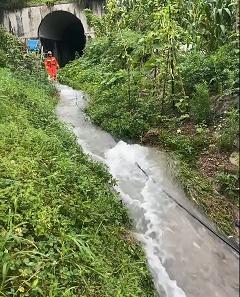 创富配资 惊险！8岁女孩被冲进下水道，抱住横杆7小时艰难求生