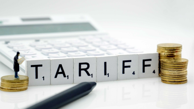 荆叶优配 特朗普关税大棒将美国关税推至二战以来最高水平，如何影响美国经济和消费？