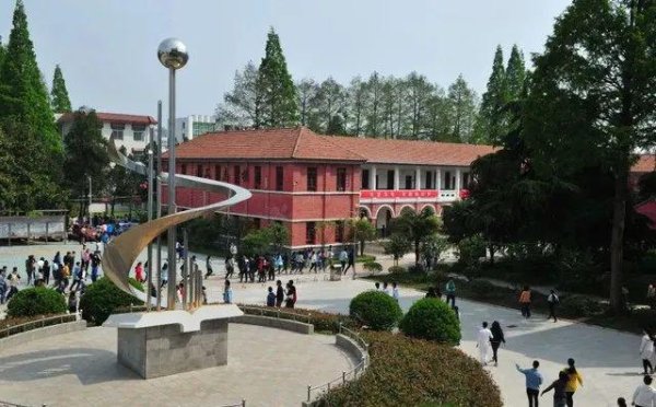 掘金配资 监控录下高中生“情窦初开”的一幕，而家长的反应，让网友始料不及！